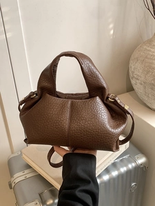 Sac nuage marron foncé motif litchi avec poignée et bandoulière réglable