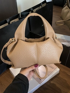 Sac à main chic beige en cuir grainé avec détails métalliques dorés pour l'hiver 2025