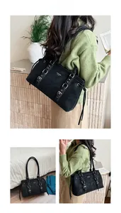 Dettagli di una borsa tote vintage nera con cinturini decorativi e nappine a frange