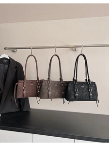 Vista dettagliata della coulisse laterale e delle fibbie metalliche sulla borsa vintage