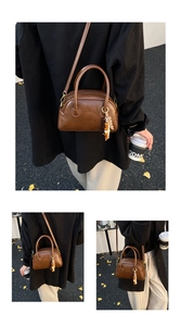 Détail macro du sac oreiller en cuir marron vintage avec son pendentif en perles de bois