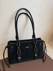 Borsa tote in pelle nera con fibbie in metallo argento e stampa di moda elegante