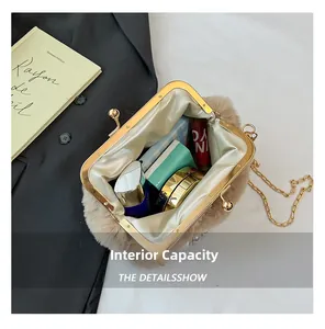Capacité interne du sac en peluche montrant les cosmétiques et la doublure en satin
