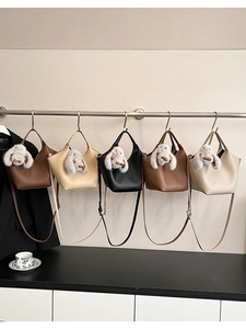 Détails de cinq sacs seaux en cuir grainé avec de jolis pendentifs lapin en peluche