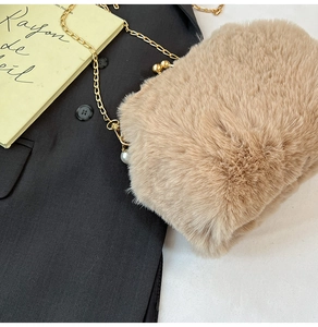 Détail du sac en peluche kaki avec chaîne dorée et élégantes perles décoratives