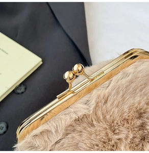 Détail d'un sac coquillage en fausse fourrure avec fermoir doré et texture douce