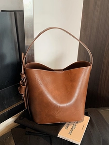 Retro PU Leather Bucket Bag For Women Large Capacity Tote Bag With Metal Lock Pendant Shoulder Crossbody Bag