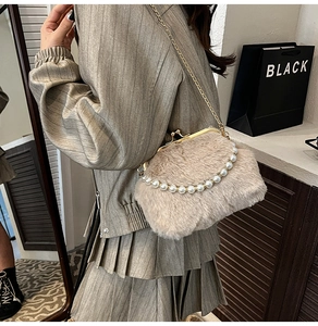 Détail du sac en peluche crème avec anse en perles et bandoulière dorée