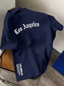 Detail von Los Angeles Gothic-Print und Zitat auf dunkelblauem Baumwoll-T-Shirt