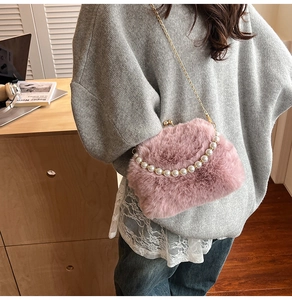 Détail du sac à bandoulière en fausse fourrure rose avec poignée en perles