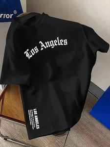Details von Los Angeles-Schriftzug und Zitaten auf einem schwarzen Baumwoll-T-Shirt