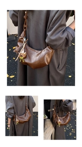 Detail der dunkelbraunen Dumpling-Tasche mit Bärenanhänger auf Ginkgoblättern