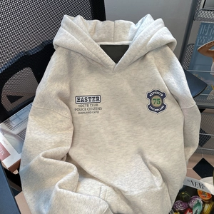 Sweat à capuche gris oversize avec badge vintage et inscription bleue style rétro