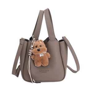 Sac seau rétro en cuir taupe à motif litchi avec breloque chiot en peluche et bandoulière