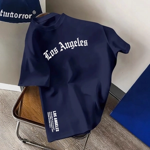 Dunkelblaues Oversized-Baumwoll-T-Shirt mit Los-Angeles-Aufdruck auf einem Stuhl
