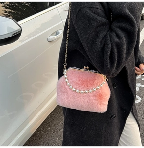 Sac en peluche rose avec poignée en perles et bandoulière dorée pour femmes