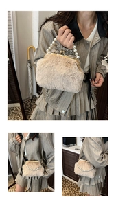 Detail van faux fur schelptas met parelhandvat en gouden sluiting met metalen ketting