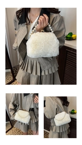 Detail van witte pluche handtas met elegant parelhandvat en gouden ketting schouderriem