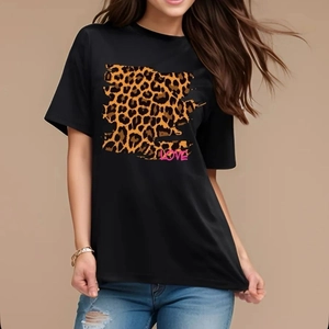 Détail du t-shirt en coton avec motif léopard et texte LOVE rose superposé