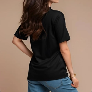 Vue arrière d'un t-shirt classique en coton noir pour femme avec une coupe ajustée chic