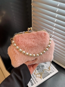 Sac à main élégant en peluche rose avec poignée en perles et chaîne dorée pour femme