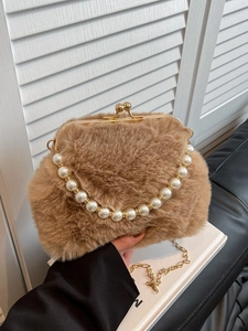 Sac en peluche marron avec poignée en perles et chaîne dorée pour femme en hiver
