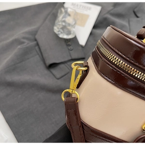 Detailansicht der Premium-Nähte und des goldenen Karabinerverschlusses der Vintage-Tasche