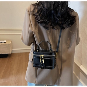 Modell mit schwarzer Lackleder-Boxtasche, Vintage-Stil mit Griff und Schultergurt