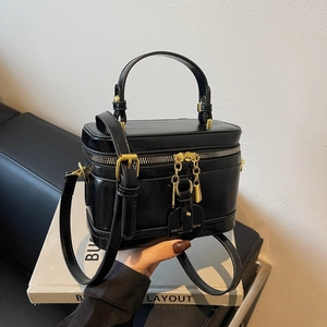 Klassische schwarze Box-Handtasche aus glänzendem Leder mit goldenen Metallbeschlägen