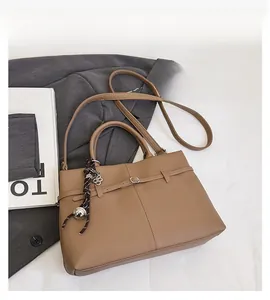 Sac cabas en cuir grainé marron avec pendentif B en métal et bandoulière réglable