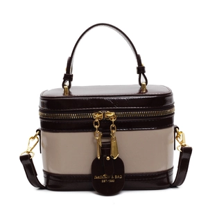 Retro-Box-Tasche aus Lackleder in Kontrastfarben mit Griff und Umhängeriemen in Kaffee-Beige