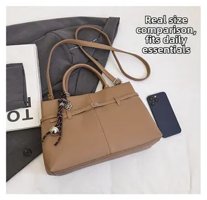 Détails du sac fourre-tout en cuir marron avec breloque élégante et bandoulière amovible