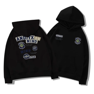 Sweat à capuche noir rétro avec imprimés badges vintage et poche kangourou en coton épais
