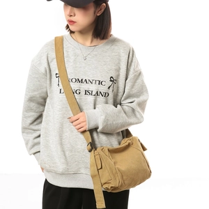 Sac à bandoulière en toile kaki de style japonais avec sangle réglable porté par mannequin