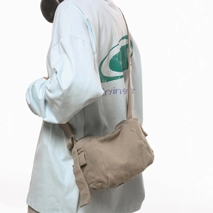 Sac bandoulière minimaliste en toile kaki avec large sangle réglable pour le quotidien