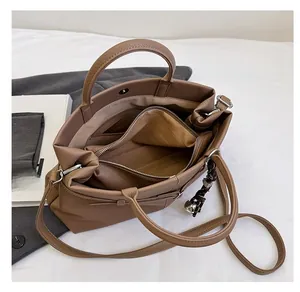 Vue détaillée de l'intérieur du cabas en cuir marron avec grand compartiment zippé