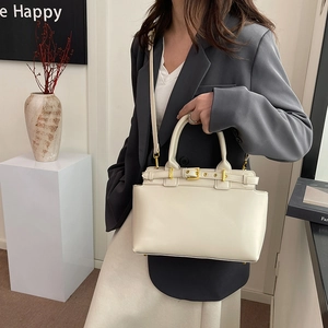 Sac fourre-tout beige avec détails dorés et bandoulière réglable pour femmes