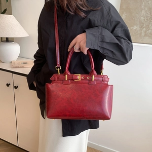 Sac fourre-tout vintage en cuir rouge foncé avec boucle dorée et poignée supérieure