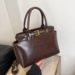 Sac fourre-tout classique en cuir marron foncé avec boucle dorée et bandoulière amovible