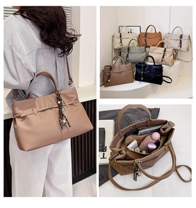 Trois vues montrant le grand intérieur, les couleurs et le style de sac bandoulière