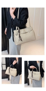 Détail du sac cabas crème avec texture grainée et accessoire foulard tissé élégant
