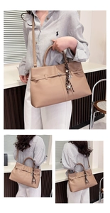 Gros plan du sac cabas avec texture litchi et gland décoratif à motifs imprimés
