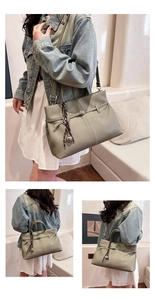 Détails du sac cabas en cuir grainé vert gris avec boucle argentée et pendentif tressé