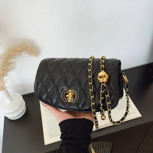 Sac à bandoulière matelassé noir élégant avec chaîne dorée et fermoir en métal