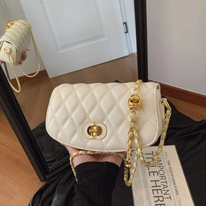 Sac à bandoulière matelassé crème avec chaîne dorée et fermoir rotatif métallique