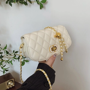 Sac bandoulière en cuir matelassé blanc avec chaîne dorée et bille de réglage