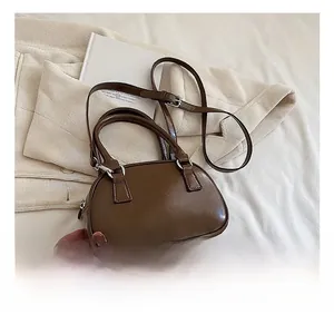 Sac à main demi-lune en cuir PU marron avec double poignées et détails métalliques argentés