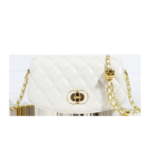 Sac bandoulière blanc matelassé avec chaîne dorée et curseur à bille réglable