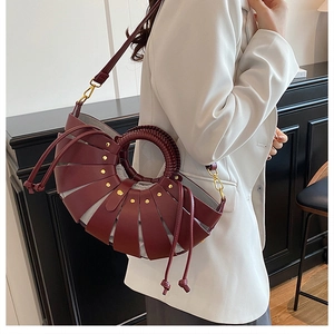 Détail du sac à main bordeaux ajouré avec doublure à cordon et poignée ronde tressée