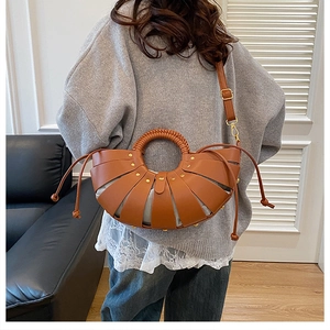 Détails du sac coquille marron ajouré avec insert en tissu gris et anse tressée